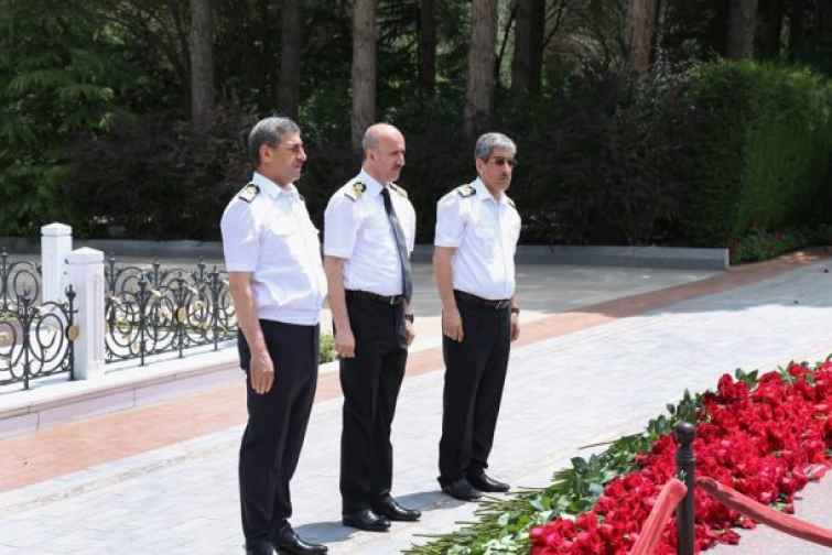 Gəmiçiliyin kollektivi Ulu öndər Heydər Əliyevin məzarını ziyarət edib