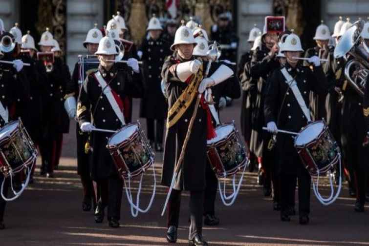 Dənizçilər ilk dəfə Buckingham sarayı önündəki qarovulda iştirak edib