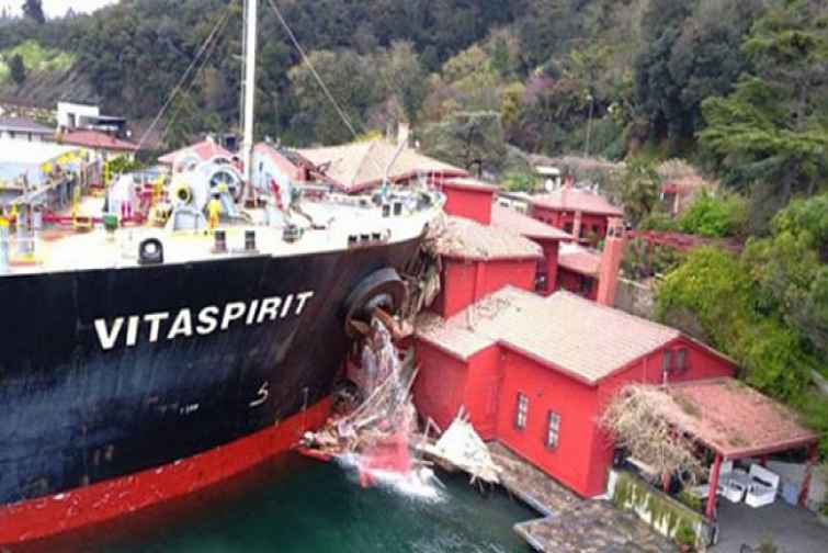 Gəminin çırpıldığı tarixi sarayın bərpası üçün 50 milyon dollarlıq girov qərarı verilib