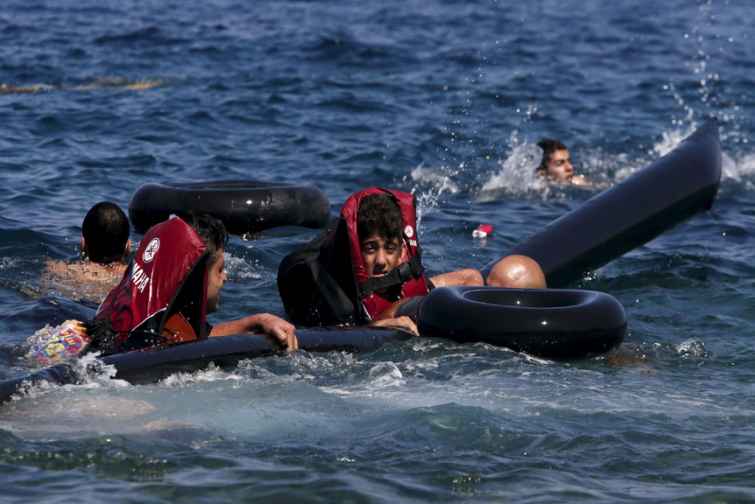 Tailand sahilində turistlərlə dolu iki qayıq aşıb