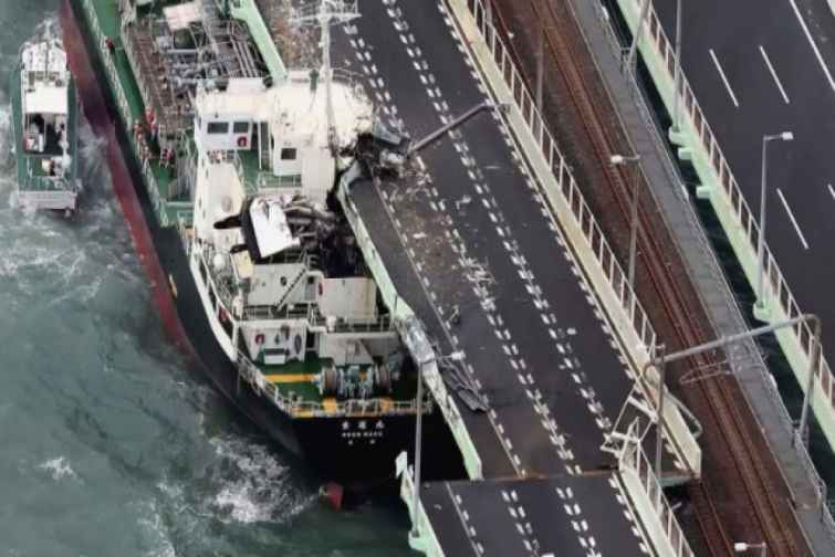 Yaponiyada neft tankeri körpüyə girib
