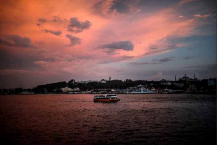 İstanbul boğazı al-qırmızı rəngə boyanıb