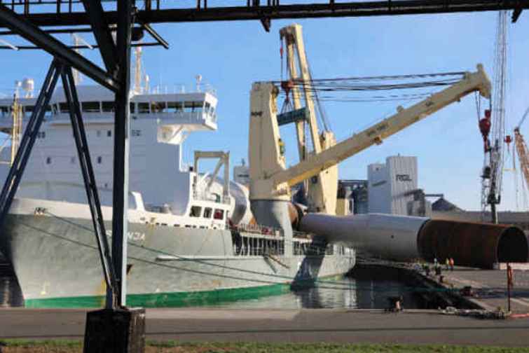 800 tonluq külək turbini gəminin üzərinə düşüb
