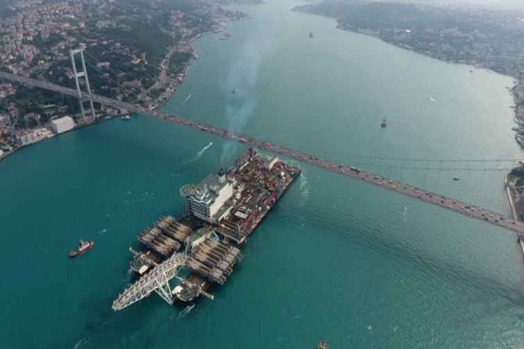 İstanbul boğazı nəhəng gəminin keçidi səbəbindən bağlı elan olunub
