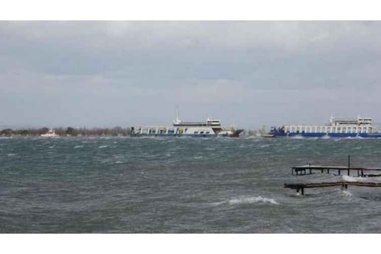 Türkiyədə güclü fırtına səbəbindən gəmi-bərə saya oturub