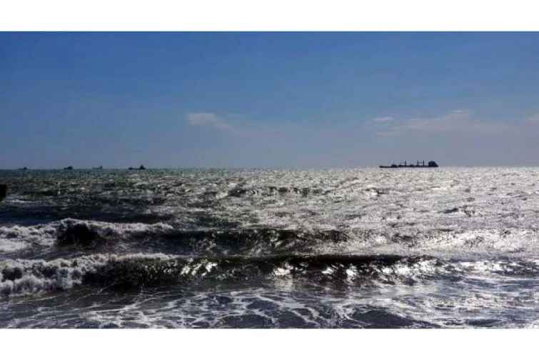 Mərmərə dənizində çoxlu sayda gəmi fırtına səbəbindən lövbər atıb