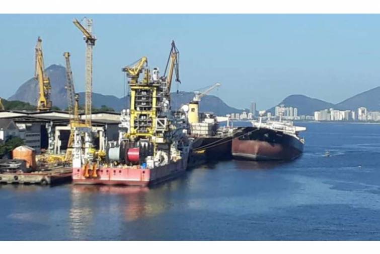 Rio De Janeyroda tikilməkdə olan tanker suya batıb