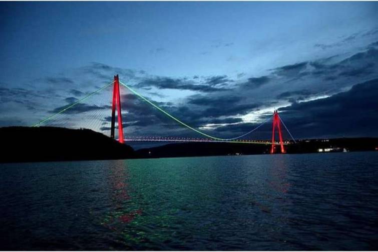 İstanbulun 3 körpüsü Azərbaycan Bayrağının rənglərinə uyğun işıqlandırılıb