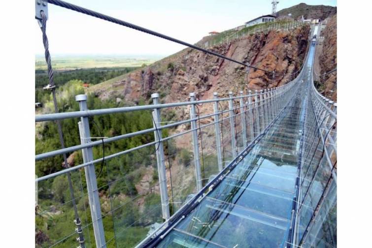 Hir çayı üzərində turistlər üçün şüşədən körpü tikilib