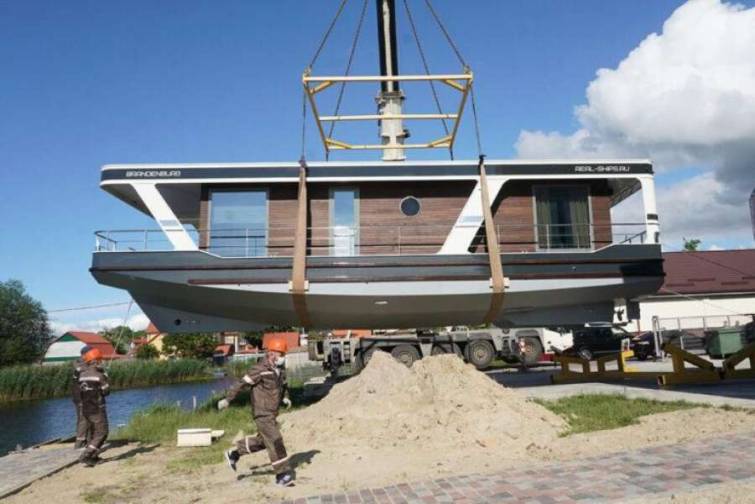 Kalininqrad şəhərində “üzən ev” inşa edilib