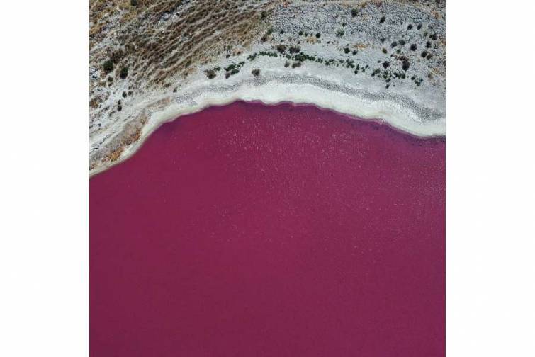 Mərkəzi Anadoluda yerləşən duzlu göl çəhrayı rəngə boyanıb