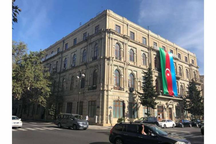 ADDA-nın binasından üçrəngli Azərbaycan bayrağı asılıb