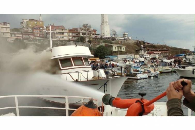 Türkiyədə limanda lövbər atmış gəmilərdən biri anidən alovlanıb