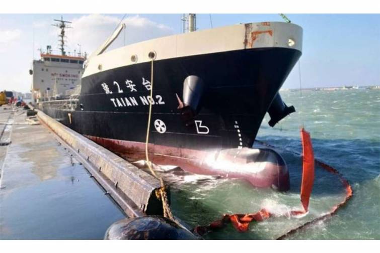 Tayvanda tanker körpüyə çırpıldı, yanacaq dənizə dağıldı