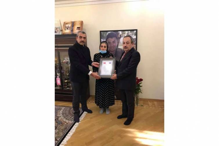 Türkiyənin Balıkesir Univeristetinin rektorunun adında bu ali məktəbin şəhid tələbəsi Məmmədağa Səfərovun ailəsinə Təşəkkür məktubu təqdim olunub