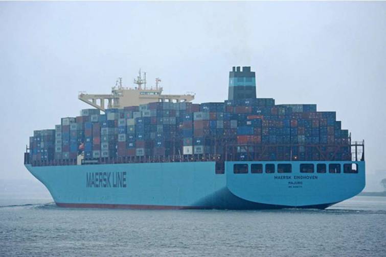 “Maersk”ə məxsus gəmi fırtınaya düşüb, yüzlərlə konteyner dənizə aşıb