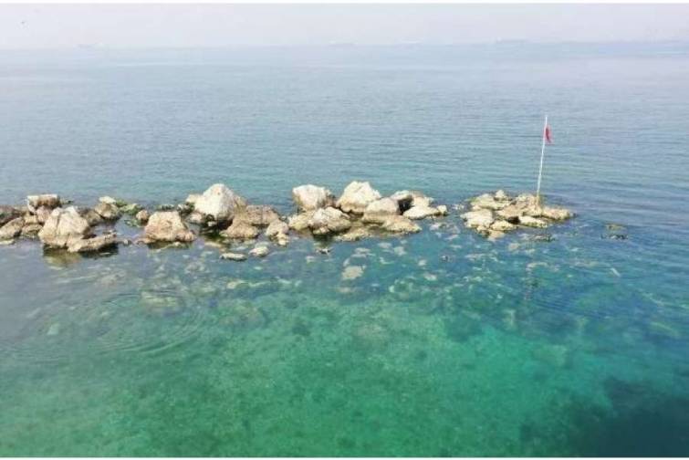 İstanbulda dəniz sularının çəkilməsi iki min illik abidələrin qalıqlarını üzə çıxardı