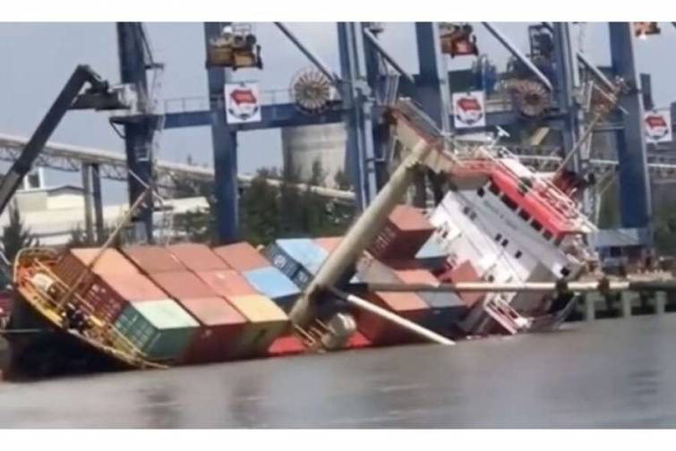 Vyetnam limanında gəmi aşıb, konteynerlər suya dağılıb