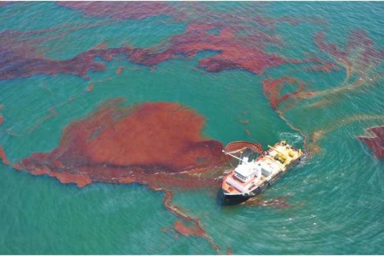 Çində qəza nəticəsində tankerdən dənizə 400 ton neft sızıb