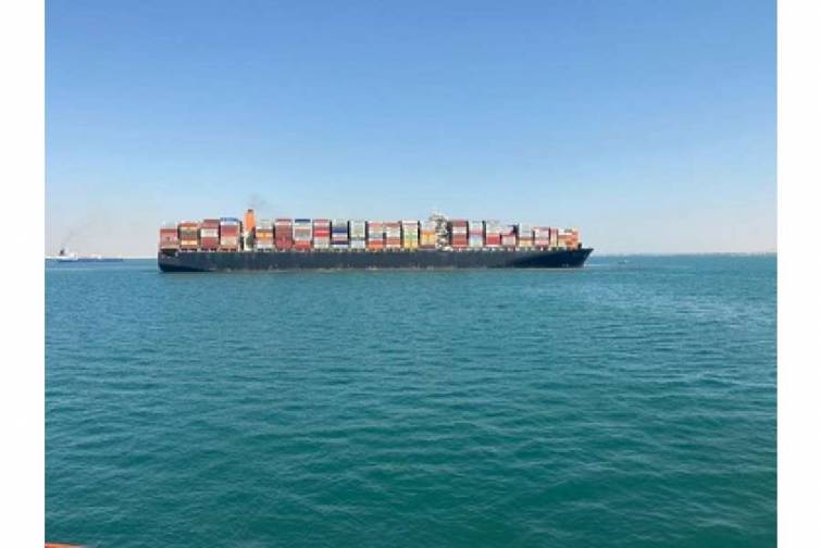 “Maersk” şirkətinə məxsus konteyner gəmisi saya oturub