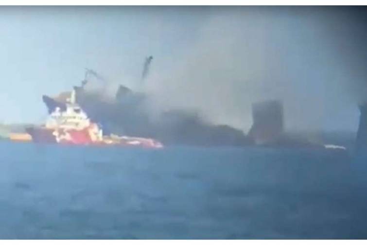 Şri-Lanka sahillərində bir neçə gündür yanan konteyner gəmisi batır - VİDEO