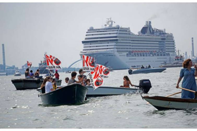 Venesiyada kruiz gəmisi etirazla qarşılanıb