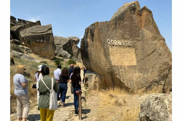 “Suraxanı” gəmi-muzeyinin bələdçi heyəti Qobustan Milli Tarix-Bədii Qoruğunda təlimdə olub