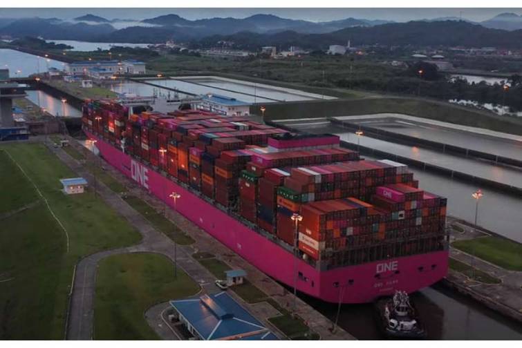 “One Hawk” konteyner gəmisinin Panama kanalından ilk keçidinin videosu yayımlanıb - VİDEO