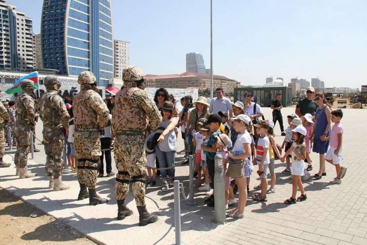 “Dalğa” və “Xəzər”in balaca sakinləri Hərbi Qənimətlər Parkında olublar