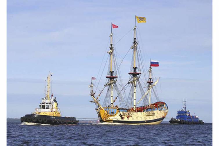 Birinci Pyotrun nəzarəti altında tikilən gəminin surəti Sankt-Peterburq sahillərində l&ouml;vbər salıb