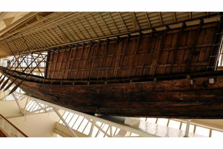 Misir fironuna aid 4600 illik gəmi yerləşdiyi ərazidən köçürülüb