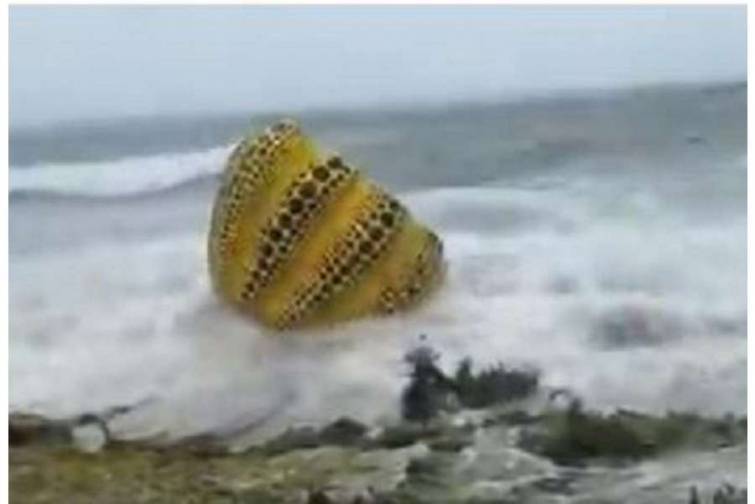 Yaponiyada tufan dəyəri bir milyon dollardan baha olan heykəli dənizə aparıb