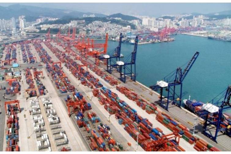 Şanxay limanında ilin əvvəlindən 362 milyon ton y&uuml;k aşırılıb