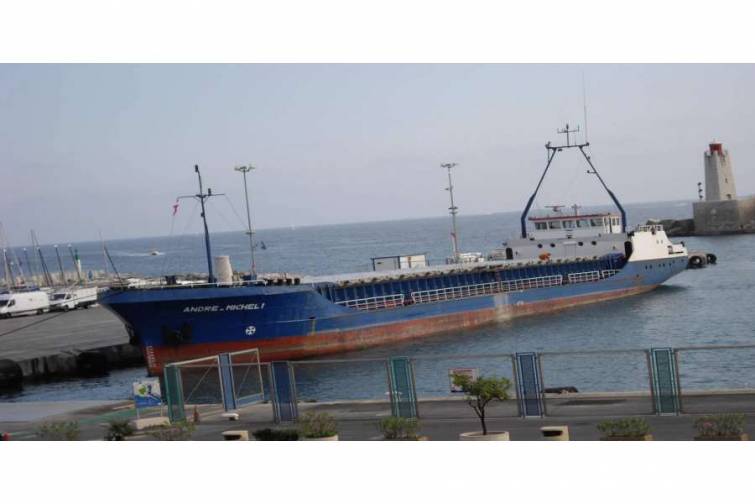 Gəmi kanal üzərindəki körpüyə çırpılıb