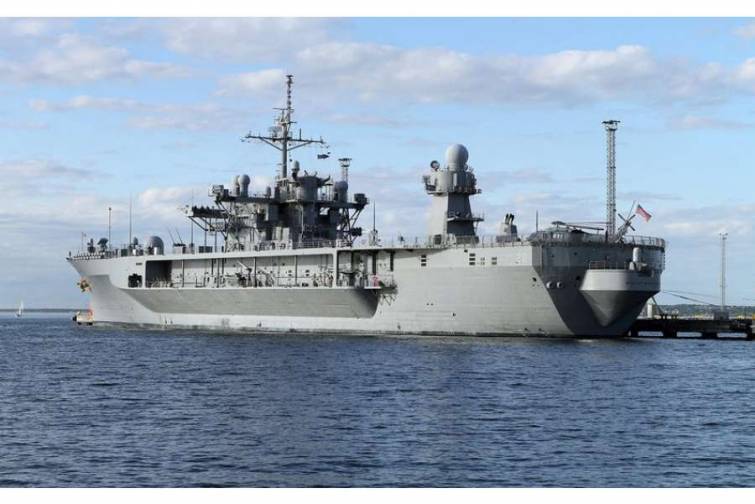 ABŞ dəniz donanmasının flaqman gəmisi Qara dənizə doğru istiqamət alıb