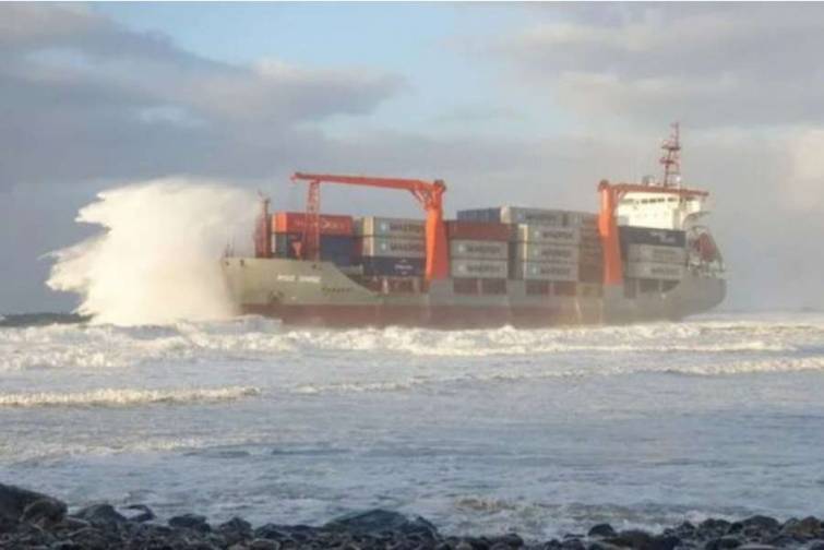 Rusiyanın Primorsk diyarı yaxınlığında gəmi saya oturub