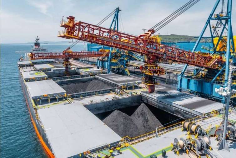 Amerika və Kolumbiya kömürü ilə dolu gəmi Ukrayna limanına yan alıb