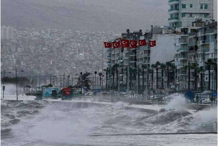 İzmirdə fırtına: dəniz daşdı