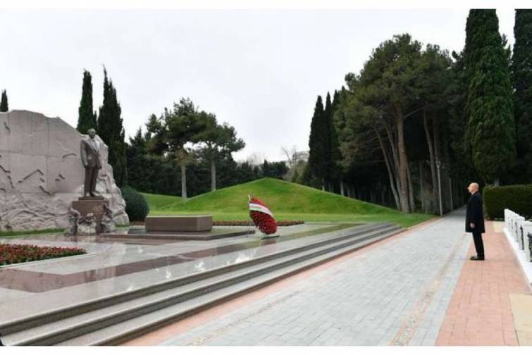 Prezident İlham Əliyev, birinci xanım Mehriban Əliyeva və ailə &uuml;zvləri &uuml;mummilli lider Heydər Əliyevin məzarını ziyarət ediblər