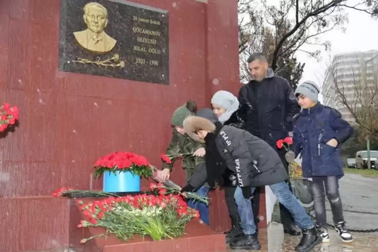 20 Yanvar hadisələrində şəhid olan dənizçi Əliyusif Qocamanovun barelyefi bərpa olunub