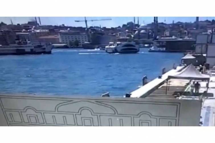 İstanbulda bərə körpüyə çırpılıb