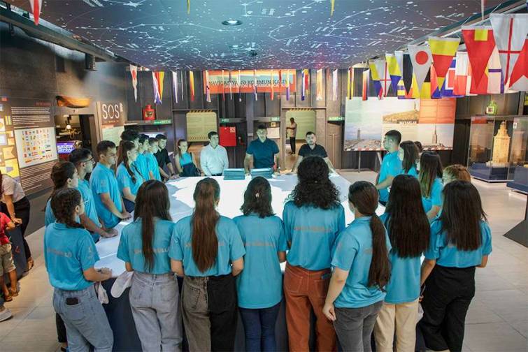 &ldquo;Suraxanı&rdquo; gəmi-muzeyin k&ouml;n&uuml;ll&uuml; komandasına sertifikatlar təqdim edilib