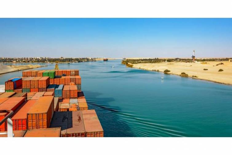 Süveyş kanalından bir gündə rekord sayda yük gəmisi keçib