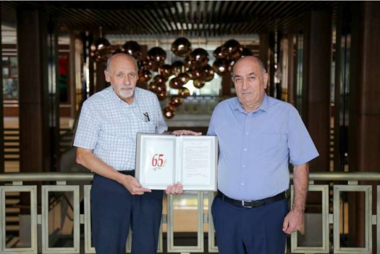 Uzun illərdir dəniz nəqliyyatı sahəsində çalışan Oleq Mixayloviç 65 illik yubileyini qeyd edir