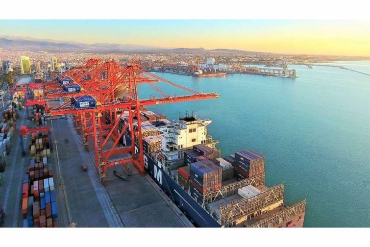 Vilhelmshafen limanında mayeləşdirilmiş təbii qaz yüklü gəmilərin qəbulu üçün ilk səyyar terminal tikilib