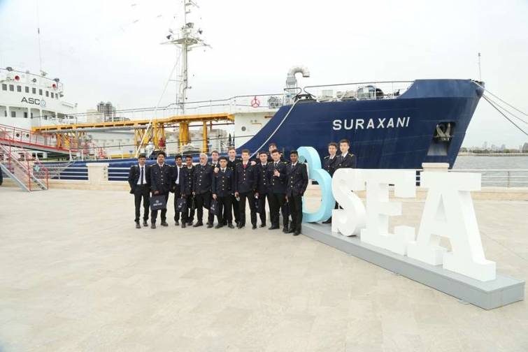 Əcnəbi tələbələr “Suraxanı” gəmi-muzeyində olublar