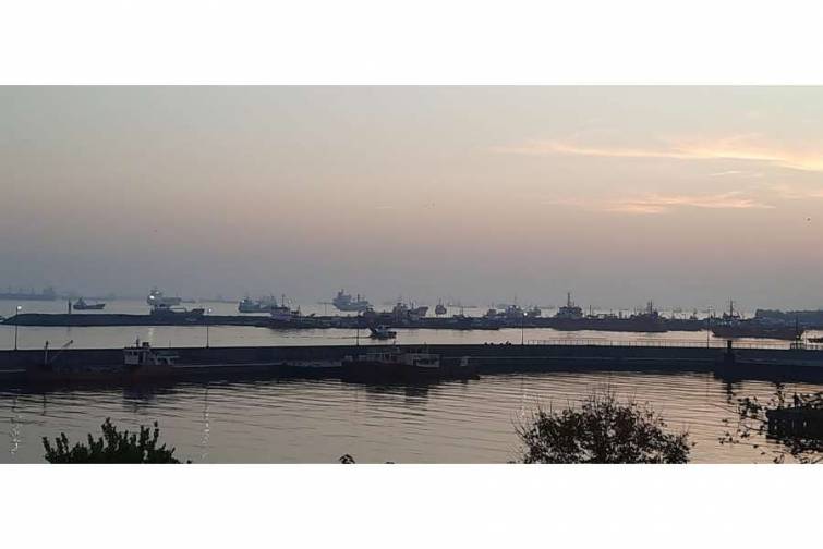 Bosfor boğazını keçmək üçün növbə gözləyən gəmilərin sayı 20% artıb