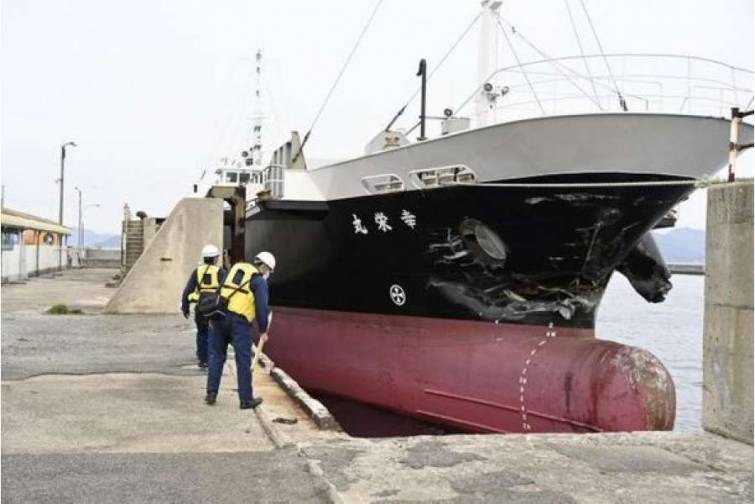 Yaponiyada toqquşma nəticəsində yük gəmisi batıb