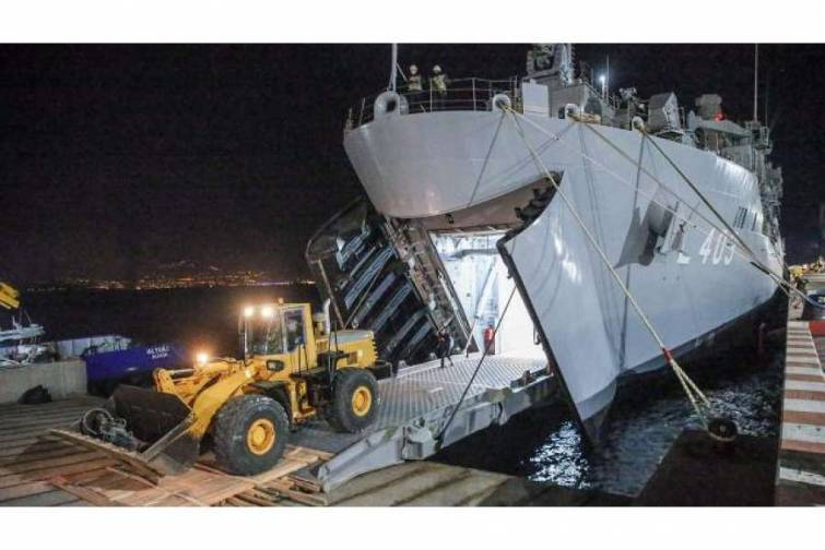 “TCG Bayraktar” hərbi gəmisi ilə zəlzələ baş verən bölgələrə geyim, qida məhsulları və tibbi ləvazimatlar gətirilib