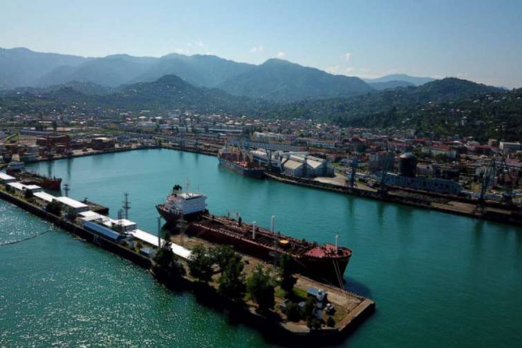 Batumi sahillərində gəmi və bərələrin hərəkəti müvəqqəti məhdudlaşdırılıb